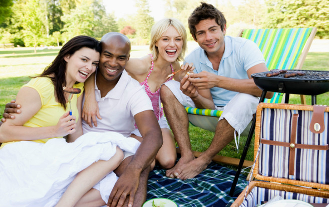 couples_outdoors_celebrating_picnic_grilling_fourth_july_summer