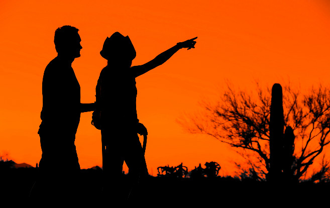 hiker_couple_silhouettes_desert_arizona_cactus